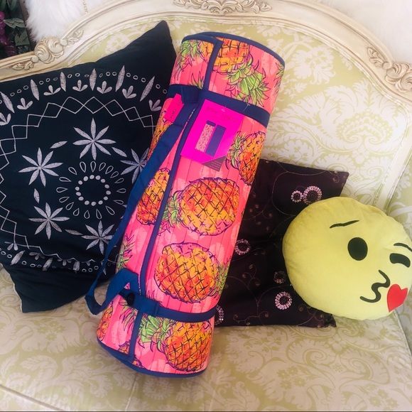 💓Betsey Johnson Beach Mat Pool PineapplesTropical - Picture 2 of 7